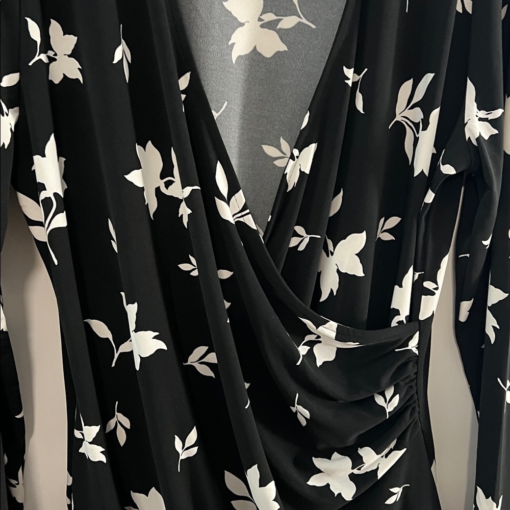 Ann Taylor Black and White Floral Faux Wrap Top Size XL NEW - Picture 3 of 6